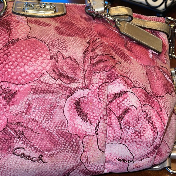 Coach, Madison floral pink 19643 
Doesn’t come with storage bag - Picture 7 of 7